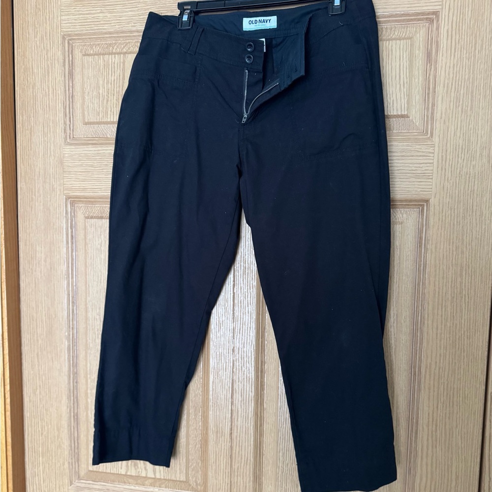 Old Navy Woman’s Black Capri Pants
